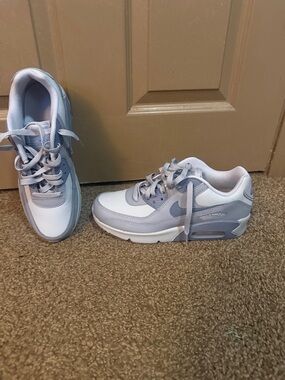 Nike Air Max Pastel Blue and White Trainers 6.5 youth/7.5 women